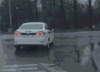 疏忽 | 加完油不看后視鏡，加油站沒了…